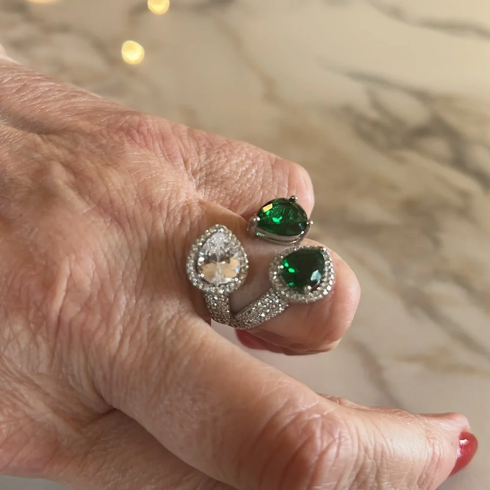 Elegant Green and Silver Teardrop Ring - Picture 2 of 3